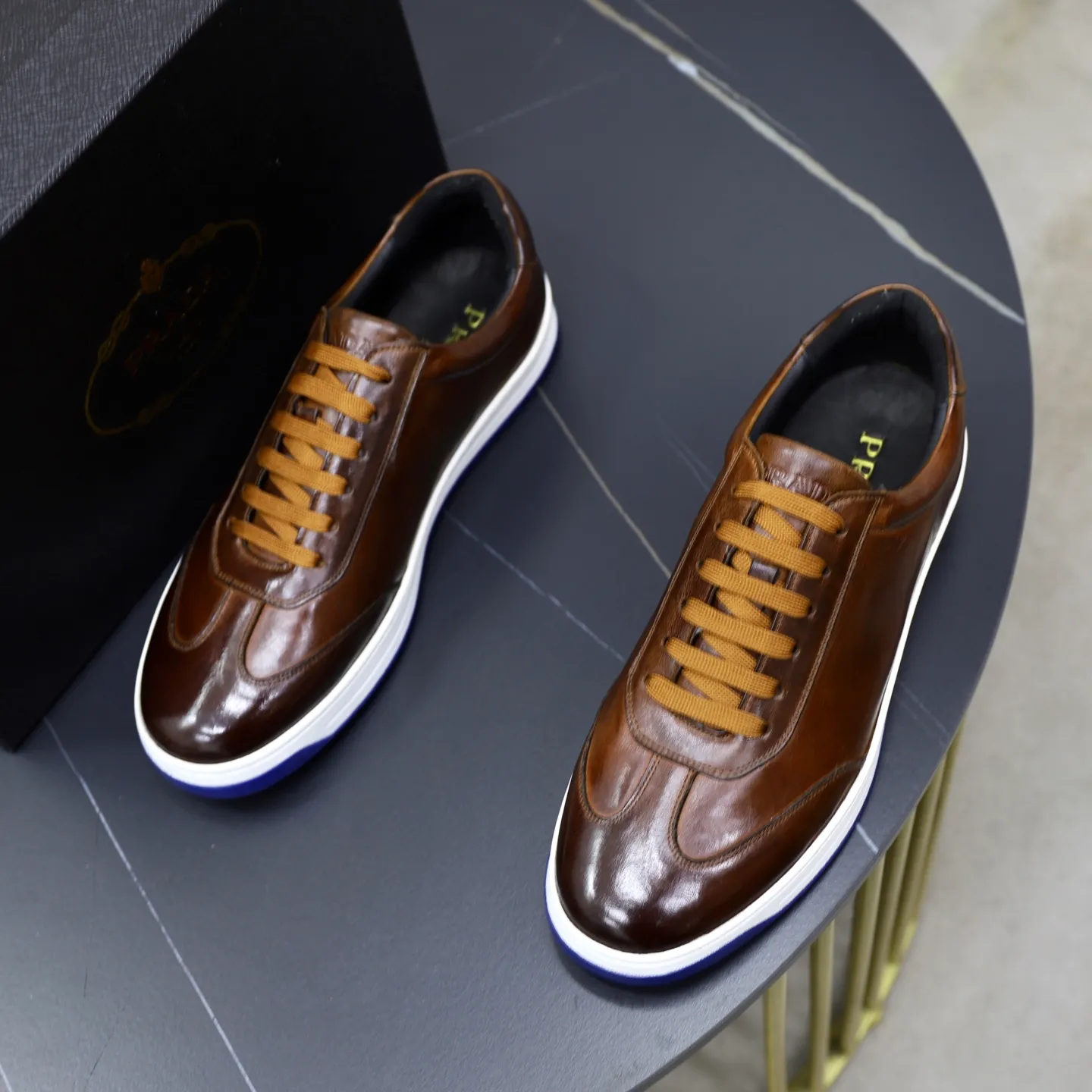 Factory price: 💰640 Prada classic men’s lace-up casual shoes | Imported cowhide upper | Upper stitching layered design, light and breathable | Soft and comfortable | Decorated with PRADA letters on the side | Distinctive sports style, showing the brand style | Lightweight concave and convex pattern rubber soles | Matched with cowhide foot pad lining | Excellent foot feel, fashionable and elegant | Size: 38-44 (45 customized)